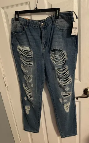 NWT Forever 21 Ripped Boyfriend Jeans thumbnail 1