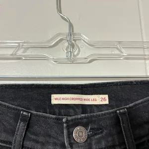 Levi’s Mile High Wide Leg Crop Jeans Black Button Fly Raw Hem High Rise Size 26 thumbnail 2