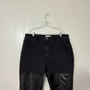 Abercrombie 90s Straight Ultra High Rise Jeans Black Faux Leather Size 34/18 thumbnail 6