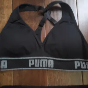 Running outfit size medium, fashionnova shorts and puma work out top thumbnail 4