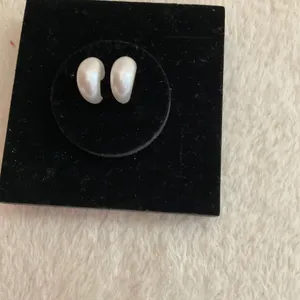 Tiny Pearl hoops White thumbnail 2