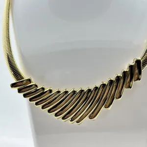 VTG NWOT 1980s Polished Gold Tone Ribbed Chevron Shaped Pendant Choker Necklace thumbnail 4