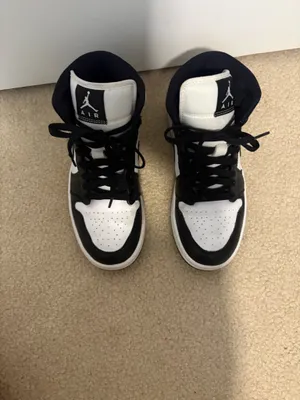 Air Jordan Black and white thumbnail 2