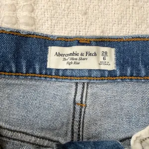 Abercrombie & Fitch The Mom Short High Rise Medium Wash Distressed Denim 28 6 thumbnail 7