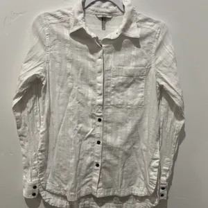 BKE by Buckle White Textured Button-Up Blouse Size S 100% cotton Rounded Hemline thumbnail 1
