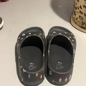 Girls’ Platform Flip-Flops – Size 13 Cute and stylish girls’ platform flip-flops in size 13. They have been gently used and are still in good overall condition. Please see the photos for details and minor signs of wear. Perfect for everyday wear, summer outfits, or casual occasions. 👡✨ thumbnail 4