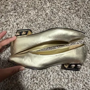 Anne Michelle Gold Metallic Pointed Toe Lion Head Medallion Block Heel Pumps 7 thumbnail 4