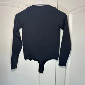 SKIMS Essential Smoothing Long-Sleeve Thong Bodysuit Womens S/M Onyx Black‎ Slim thumbnail 4