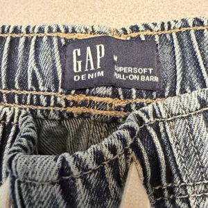 Gap Supersoft Pull-On Barrel Jeans Light Wash Denim Women Size M thumbnail 2