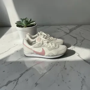 Nike Venture Runner Womens White PinkRetro Mesh Sneaker CK2948-104 Size‎ 10 thumbnail 4