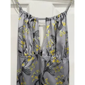 Cupshe‎ Silver Grey Floral Satin Midi Dress Yellow Print Halter Tie Back Medium thumbnail 3