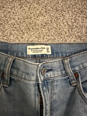 Abercrombie and Fitch high-rise jeans thumbnail 3