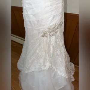 Beautiful David’s Bridal Lace Wedding Gown thumbnail 4
