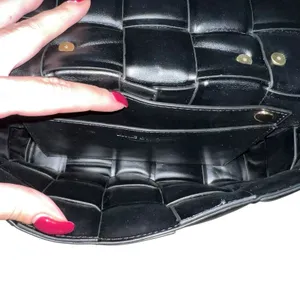 Like Dreams Black‎ Weaved Purse With Crossbody Strap And Gold Chain Handle thumbnail 6