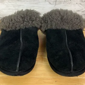 UGG Scuffette II slippers in black suede Size 9 thumbnail 1