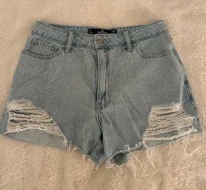 Hollister jean shorts thumbnail 1