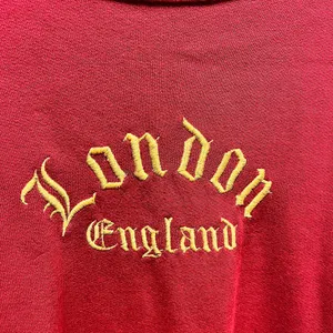 Vintage 90s London England Red Metallic Gold Embroidered Crewneck Sweatshirt XL thumbnail 2
