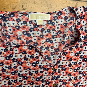 Michael Kors Floral Print V Neck Button Front Tie Waist Blouse Top‎ Women's L thumbnail 3