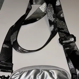 Source Unknown SILVER PUFF STYLE CROSSBODY GREAT SIZE HOLDS PHONE AND MORE FUN COLORFUL STRAP thumbnail 4