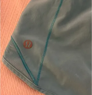 Lululemon Shorts Hotty Hot 2.5" aqua size 4  thumbnail 3
