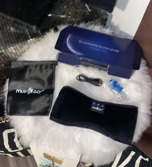 Black Sleep Mask with Built-In Headphones thumbnail 1