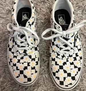 VANS WOMENS 6 Daisy checkered shoes white and black with laces VGUC thumbnail 1