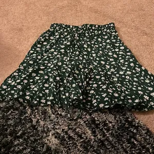 Princess Polly‎ green floral skirt 0 thumbnail 2