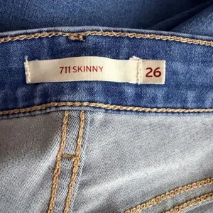 Levi’s 711 Skinny Jeans Medium Wash Size 26 thumbnail 5