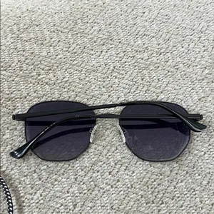 Quay Australia Bold Black Sunglasses frames thumbnail 4