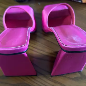 Slides beautiful chunky pink satin slides are hot! Size 40 9 1/2 USA Triangle thumbnail 5
