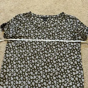 Ann Taylor olive floral drapey short sleeve shirt, size XS thumbnail 4