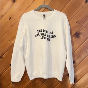 “It’s me, hi I’m the bride it’s me” wedding bride crewneck thumbnail 1
