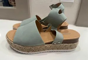 green platform sandals Size 8 thumbnail 1