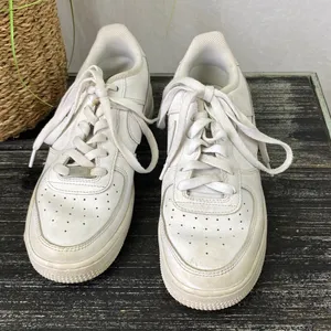 Nike White Air Force 1 LE Athletic Sporty Sneaker Shoes 6.5 thumbnail 3