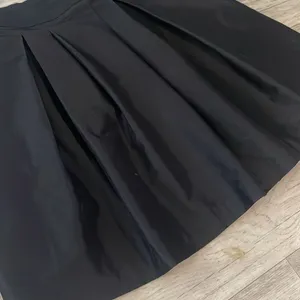 White House Black Market 2 A-Line Black Skirt pleated zip back thumbnail 2