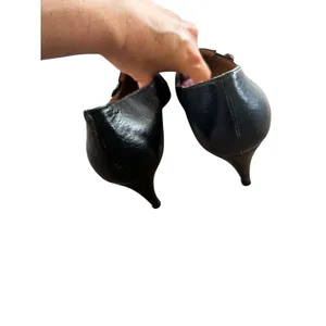 Vintage Manolo Blahnik Kitten Heels 36 Black Burgundy Two-Tone Leather Pumps thumbnail 4