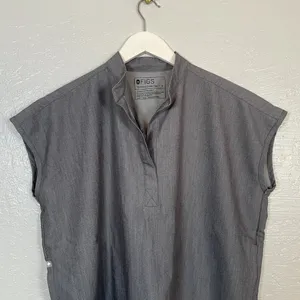Figs Women S Graphite Gray Rafaela Oversized Scrub Top Shirt V Neck Pockets thumbnail 4