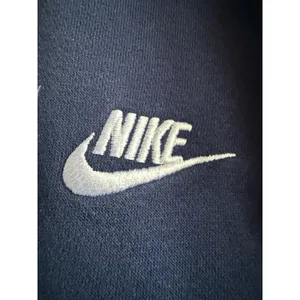 Nike Sportswear Club Fleece Navy Blue Crewneck Sweatshirt Embroidered Logo Small thumbnail 3