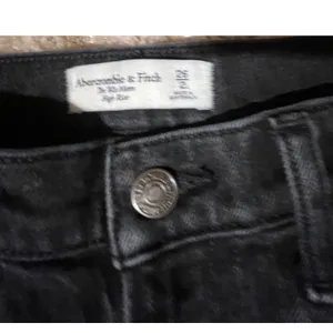 Abercrombie & Fitch High Rise Mom Jeans‎ Washed Black 26/2L 15500912 thumbnail 10
