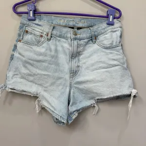 American Eagle Women’s Size 8 Light Wash High Rise Distressed Denim Shorts thumbnail 1