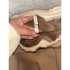 the group babaton pull on pants‎ aritzia camel xs front seam Flow Shown On Back thumbnail 4
