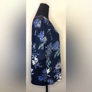Ann Taylor- Blue short sleeve floral blouse Size L‎ thumbnail 2