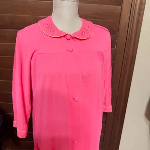 Vintage Neon Pink Nylon Robe Housecoat sz‎ M Floral Embroidery Long MCM grandma thumbnail 2