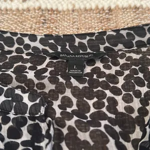 Banana Republic Black and White Sheer Patterned Blouse Size Large thumbnail 2