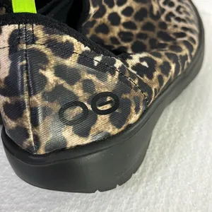 Oofos leopard print slip on recovery shoes size 7 1/2 thumbnail 4