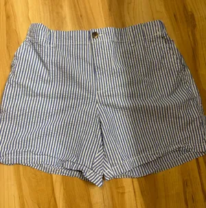 Old Navy shorts  thumbnail 1