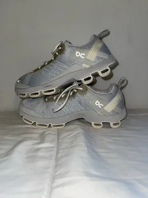 On Cloud Running Shoes Women’s 8 thumbnail 5