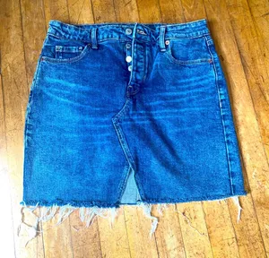 Old Navy Blue Denim Frayed Hem Mini Skirt Higher High Rise 6 Whiskered thumbnail 1