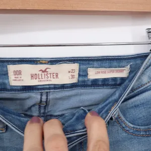 Hollister Low Rise Super Skinny Distressed Light Wash Jeans 00R thumbnail 3
