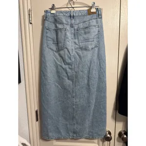 American Eagle Dreamy Drape Light Wash Low Rise Denim Maxi Skirt Front Slit Jean thumbnail 4